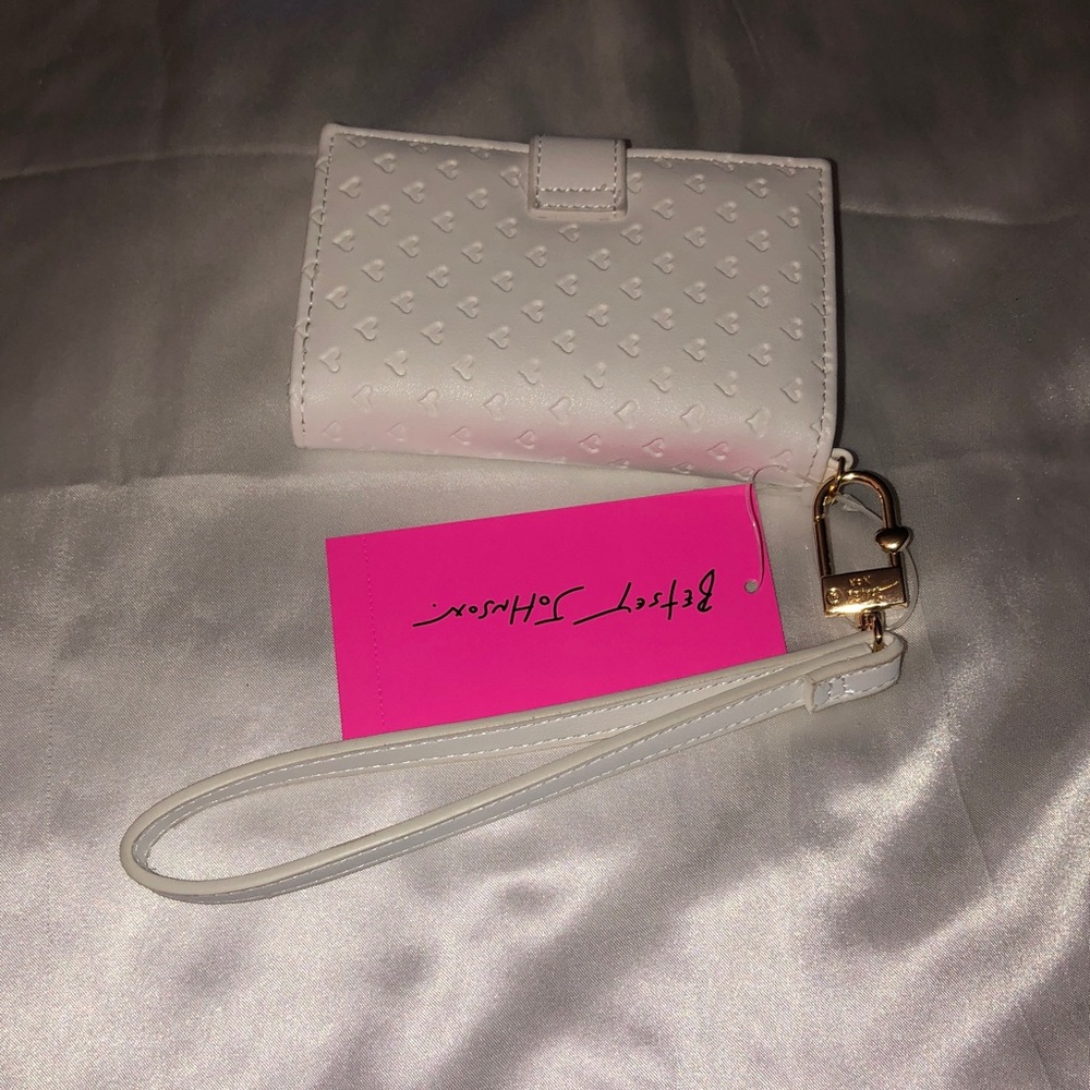 Betsey Johnson XOLEAH White Card Case Wallet Embossed Heart Pattern + Strap NWT - Picture 10 of 16
